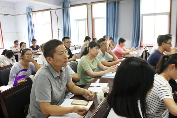 北京市农林科学院蔬菜研究中心温常龙副研究员应邀为新葡京娱乐
师生做学术汇报